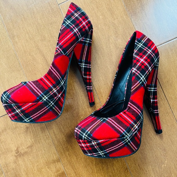 Beautiful red tartan pumps. Size 5uk and 38 (7) Canadian. - Picture 6 of 7